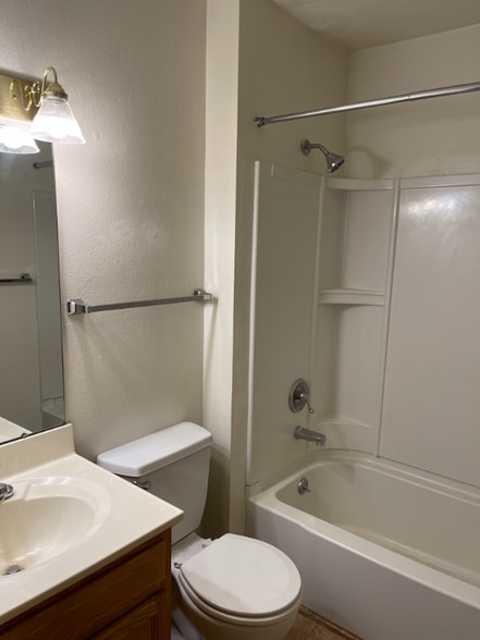 Building Photo - 932 E Washington St