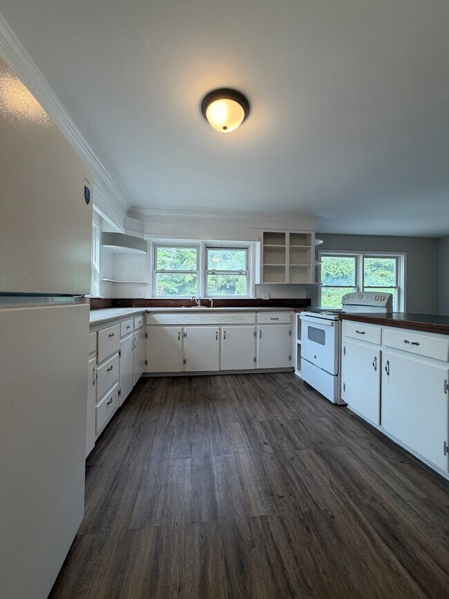 Building Photo - 196 Perkinsville Dr
