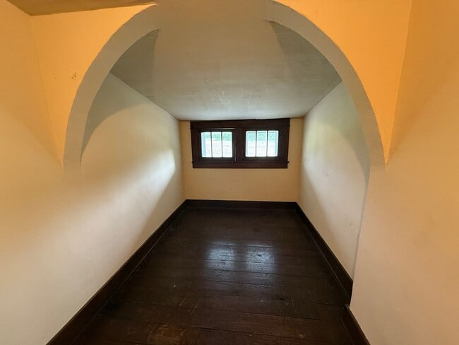 Building Photo - 4 Bedroom Home