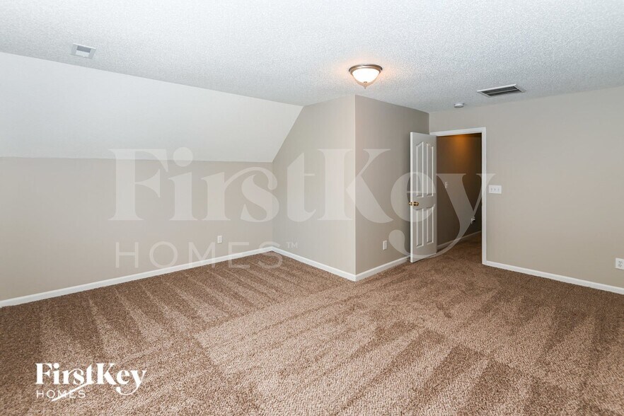 Building Photo - 8121 Chatham Oaks Dr