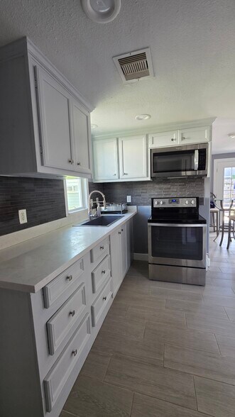 Building Photo - 9426 Sandra St