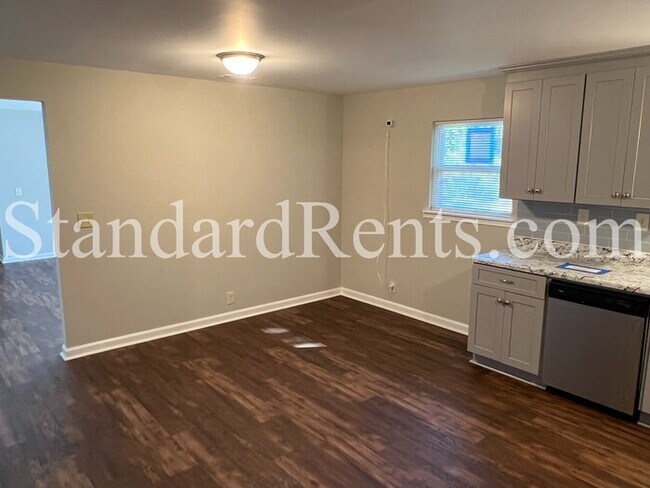 Building Photo - Ranch with Large Yard!