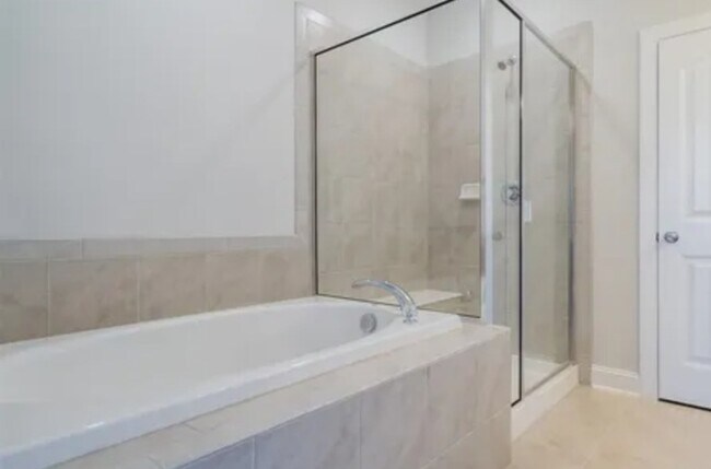 Building Photo - Fabulous 3 bedrm Townhome with office & ga...