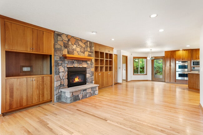 Building Photo - 1324 Stonehaven Dr