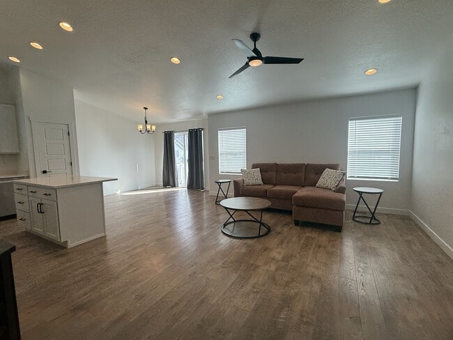 Building Photo - 881 W Sagewood Dr