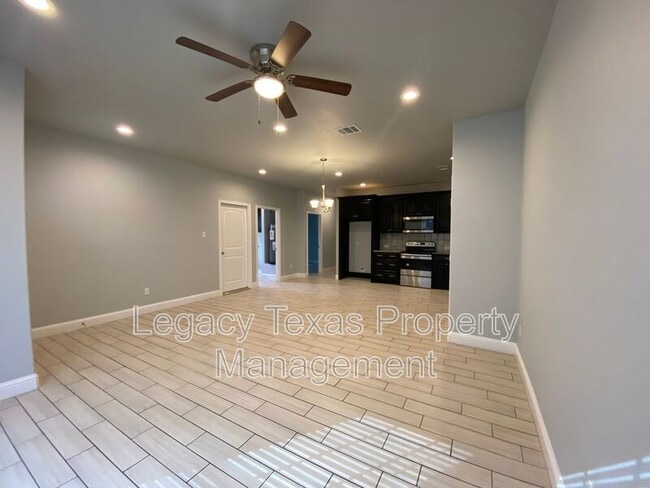 Building Photo - 301 E Willingham St