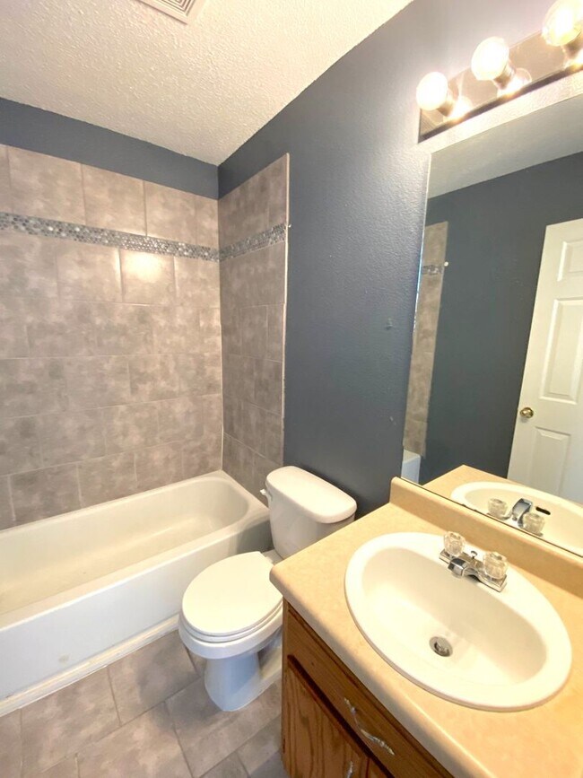 Building Photo - 4858 Royal Run Dr