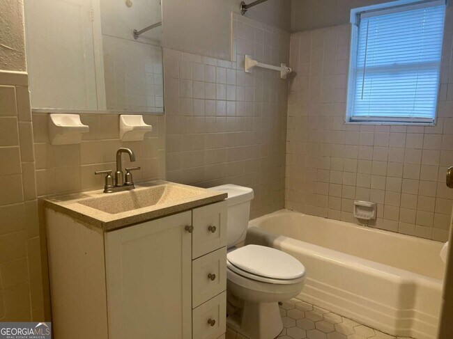 Building Photo - 625 Simmons St