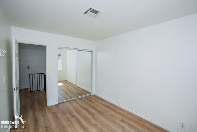 Building Photo - Modern 2Bdm 1.5Ba Townhome in Central Las ...