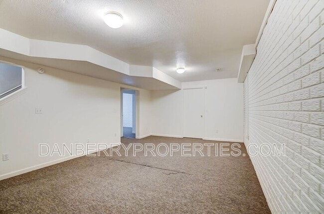 Building Photo - 3733 Willow Run Dr