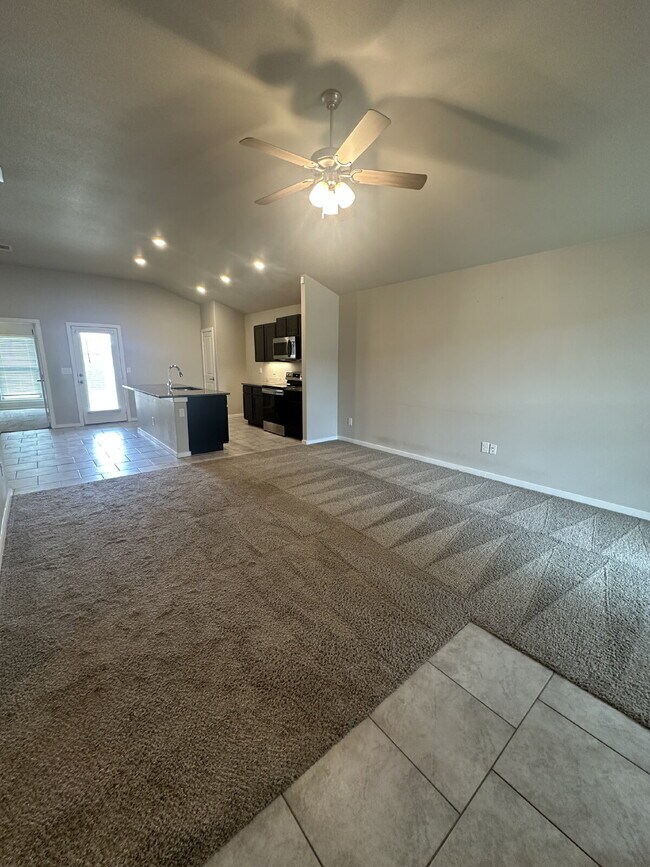Building Photo - Spacious 3/2/2 in Upland Crossing