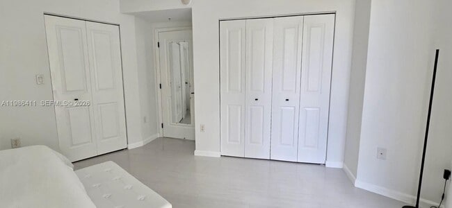 Building Photo - 347 N New River Dr E