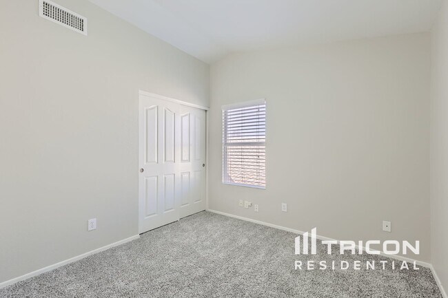 Building Photo - 12527 W Edgemont Ave