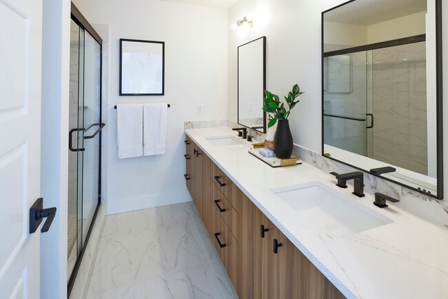 Building Photo - 140 Sacramento Townhomes