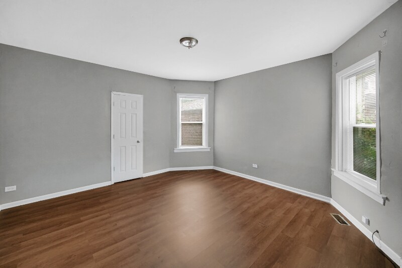 Building Photo - 1126 E 81st Pl