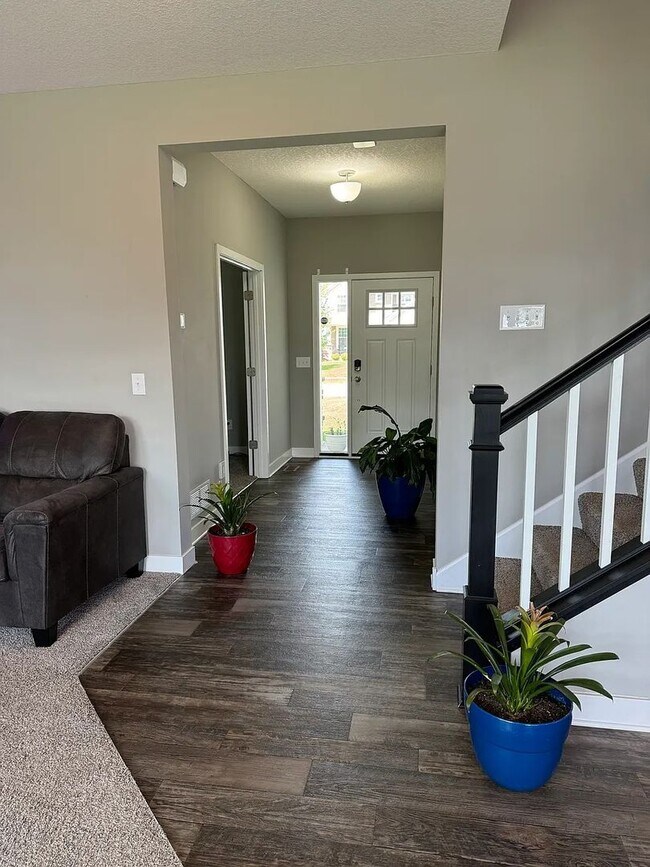 Building Photo - 4 bed house available in otsego!