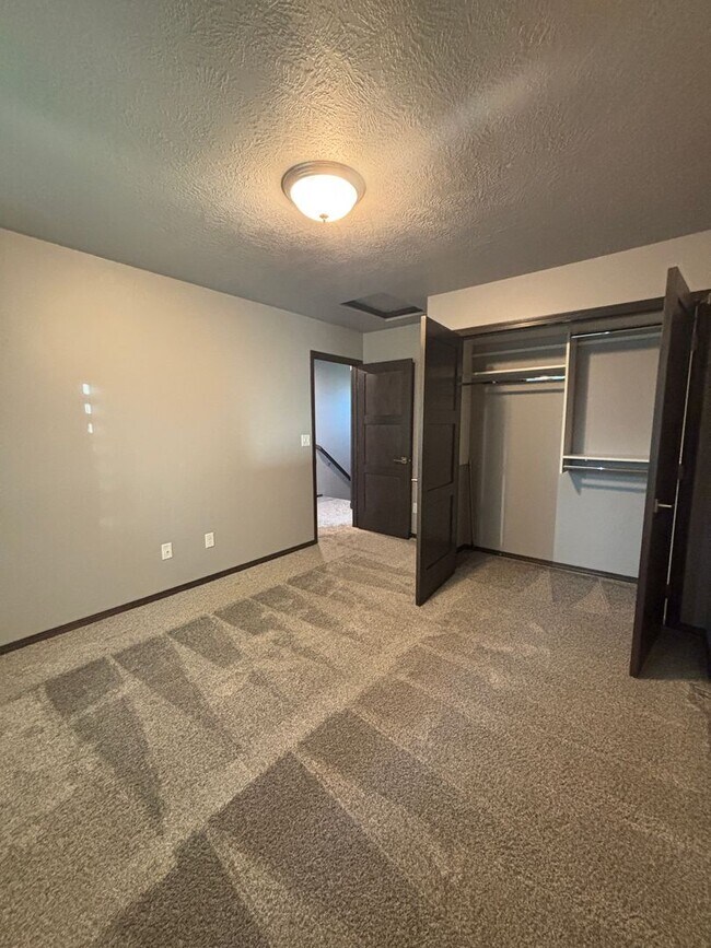 Building Photo - Spacious 3-Bedroom Home