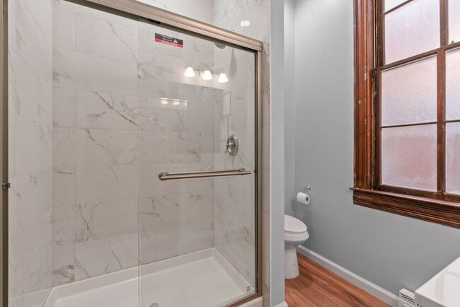 Building Photo - Spacious 6BR/2.5BA in CV AVAILABLE June 2026