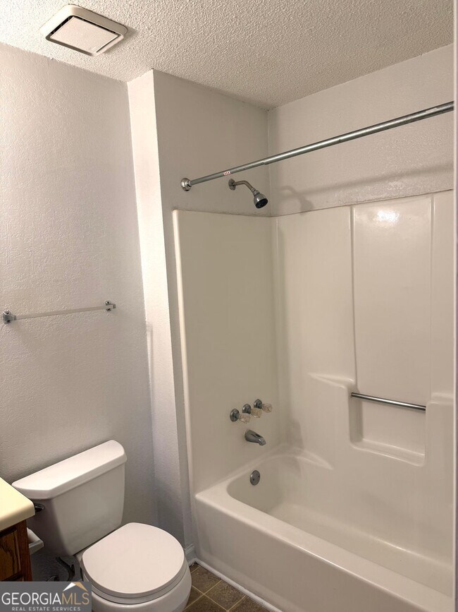 Building Photo - 1600 Oakpoint Dr SW