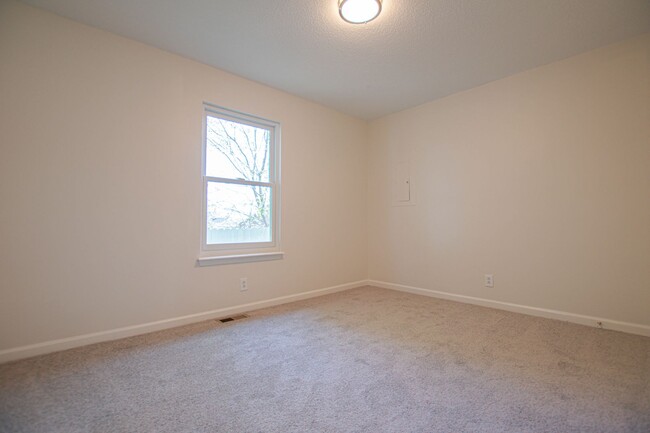 Building Photo - Pet Friendly Three Bedroom!