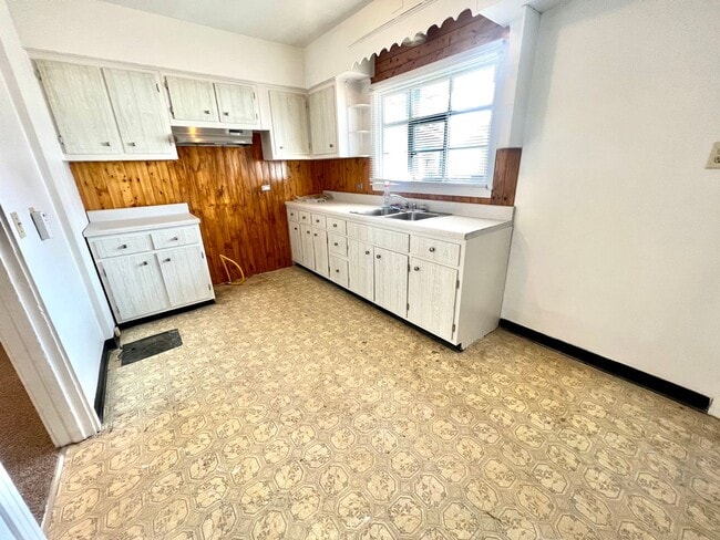 Building Photo - 1613 Fourth Avenue (Full Service)