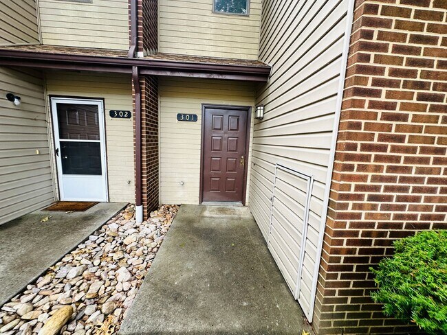 Building Photo - 3 Bedroom 2.5 Bath Townhouse