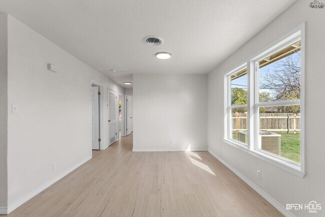 Building Photo - 3201 Cuba Ct