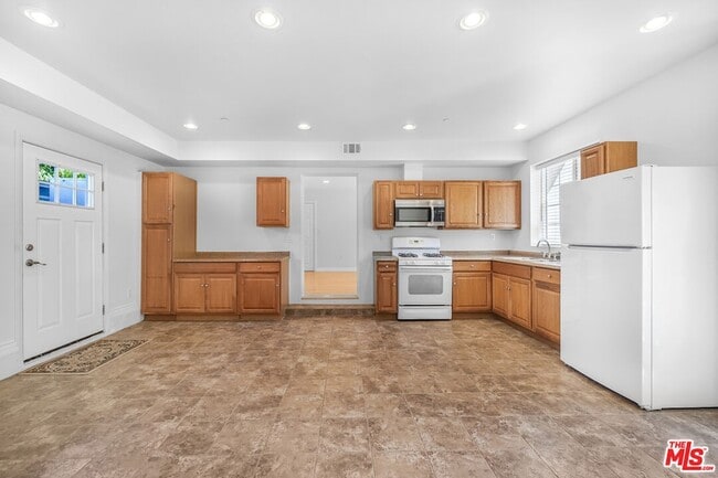 Building Photo - 741 N Las Palmas Ave