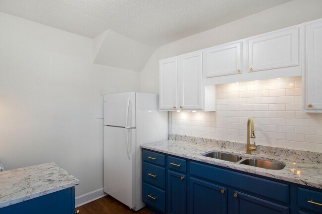 Building Photo - Spacious 1 Bedroom Duplex in Trinity Park, blocks from Duke! - Renovated & Pet Friendly