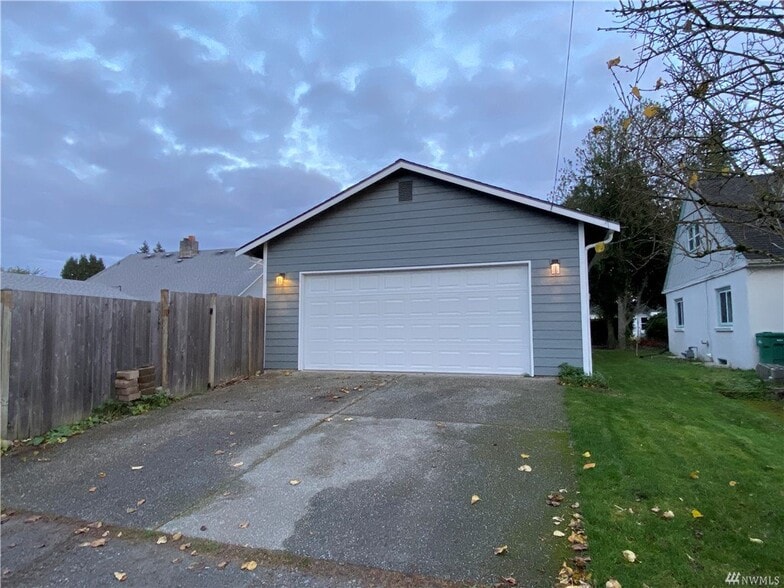 2 Car Garage - 328 S Dunham Ave