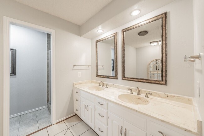 Building Photo - Charming Updated Home on Quiet Cul-de-Sac