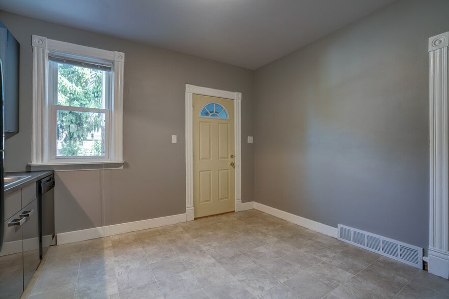 Building Photo - 538 W Wilson St