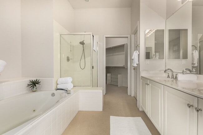 Building Photo - STUNNING Furnished OASIS 2 bed/2 bath Condo in McCormick Ranch