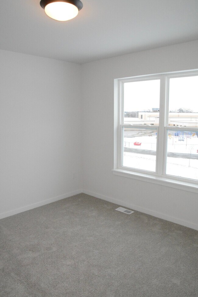 Building Photo - 664 E Blf Cir