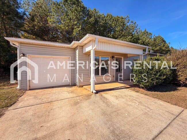 Building Photo - Spacious 3-Bed, 2-Bath Home Near Mercedes-Benz Plant in Vance!