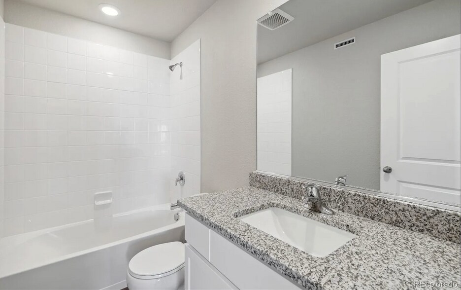 Full Guest Bath - 7330 Green River Ave