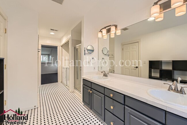 Building Photo - Spacious Home with High Ceilings and Modern Comforts!