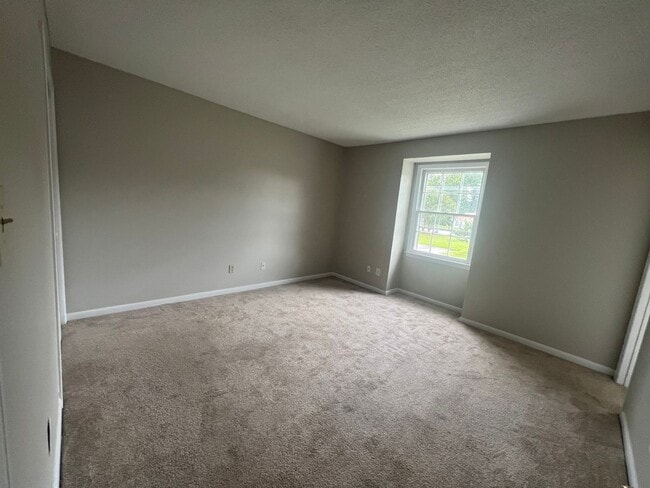 Building Photo - Charming 3 bedroom 21/2 bath town home loc...