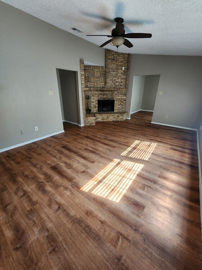 Building Photo - 3 bed 2 bath townhome, 1 car garage and 1 carport