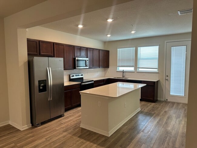 Building Photo - Isles of Lake Nona!! 3 Bedroom 2.5 Bathroom End Unit Townhome