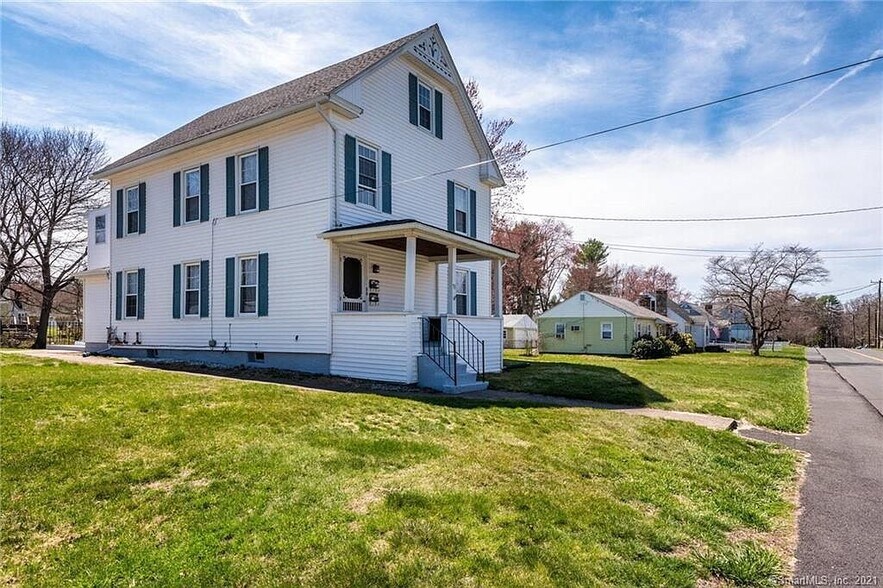 So much room outside to hangout - 53 Franklin St