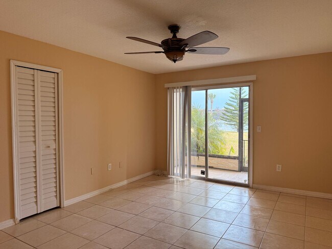 Building Photo - 2/2 Condo with Lake Views