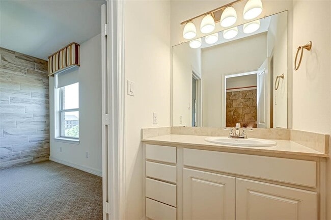 Building Photo - 28214 Evergreen Cove Ln