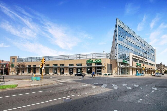 Building Photo - 2025 E Greenwich Ave