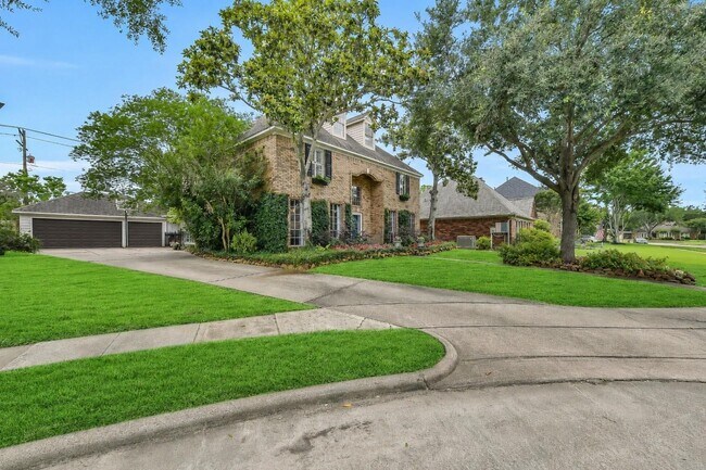 Building Photo - 2111 Riverside Dr