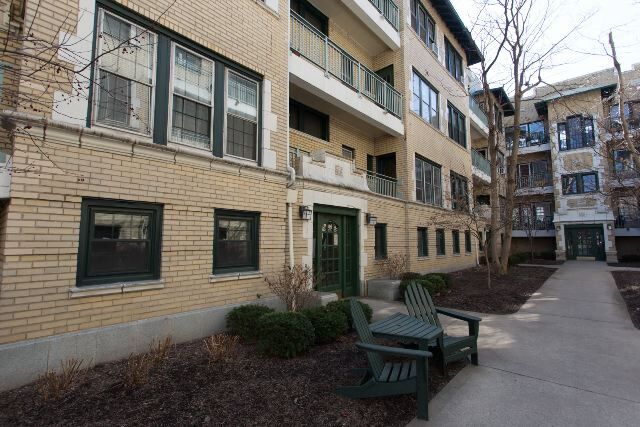 Building Photo - 4312 N Clarendon Ave