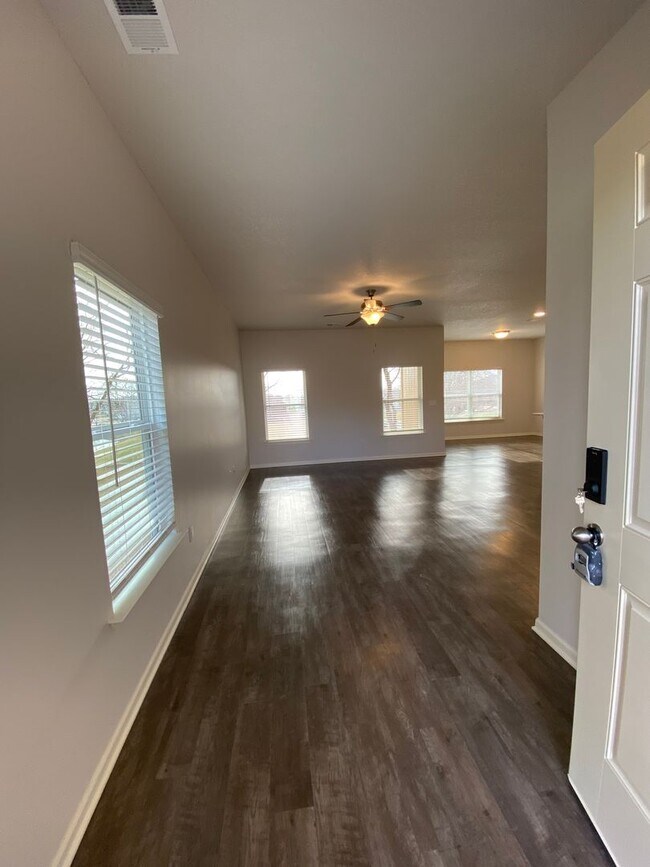 Building Photo - Spring Hill Living Starts Here — Spacious 3BR/2.5BA Home (Now Preleasing)