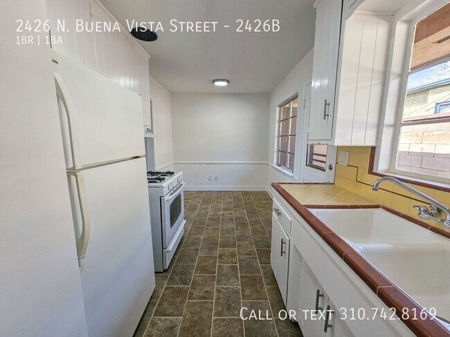 Building Photo - 2426 N Buena Vista St