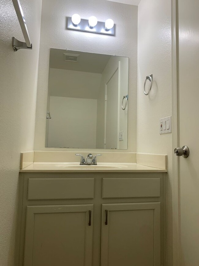 Building Photo - Ready Now!! 3BR 2.5BA located in Chandler - Cross Streets: Warner/Alma School