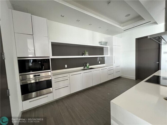Building Photo - 17301 Biscayne Blvd
